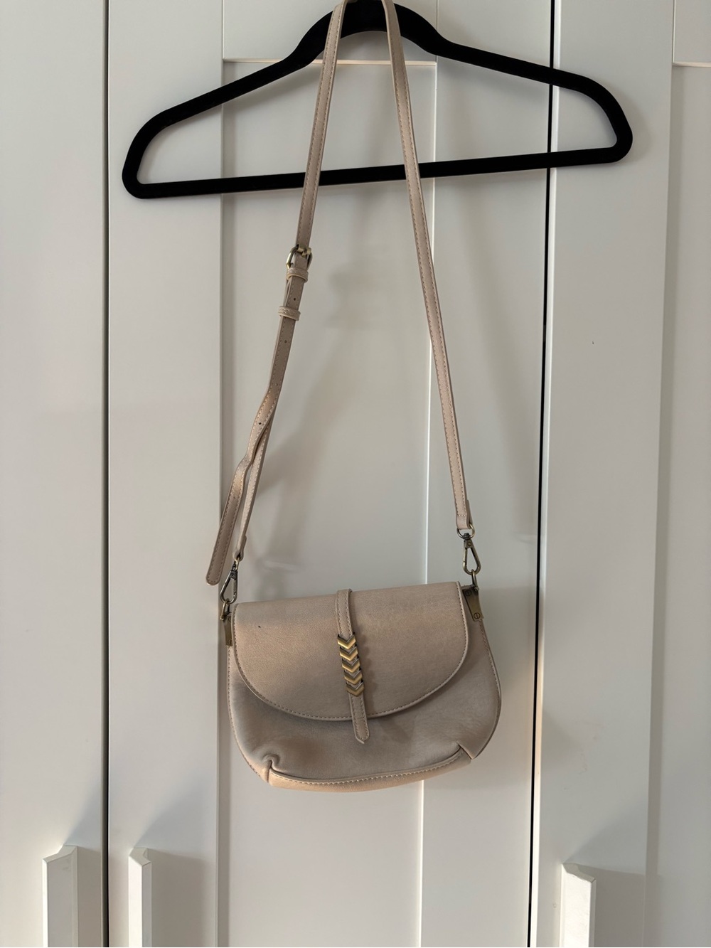 Antik Kraft Beige Crossbody Bag with Gold Chevron Detail